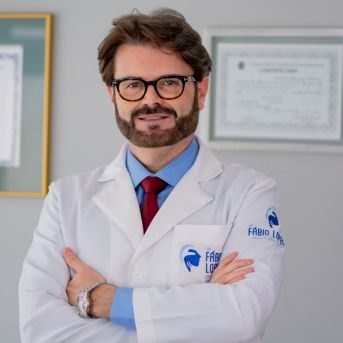 Dr. Fábio Lopes, cirurgião de cabeça e pescoço, em foto profissional para sua página de trajetória.